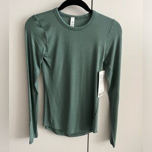 NWT lululemon hold tight long sleeve size 4